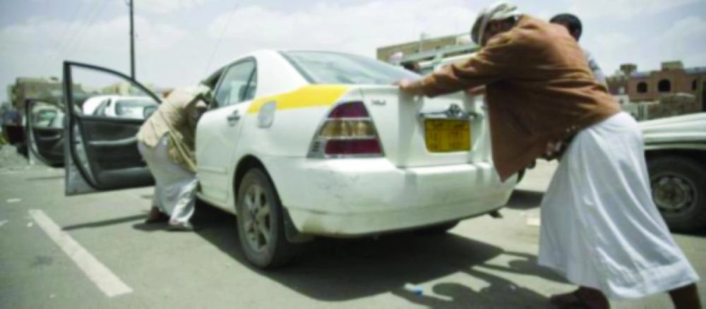 سيارة لم تجد بنزينا في صنعاء (مكة)