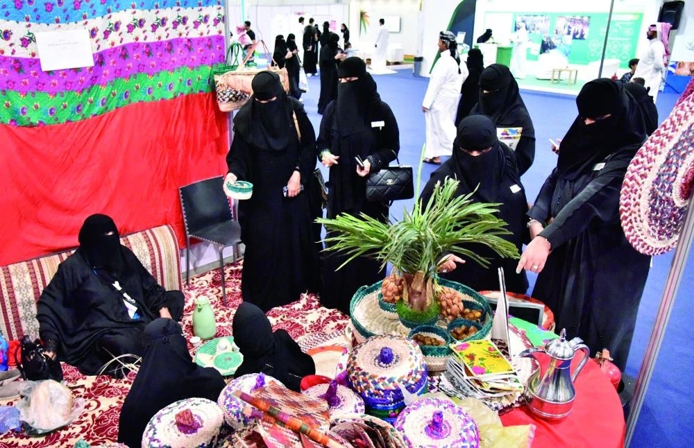 



من منتجات الأسر في المعرض                                       (مكة)