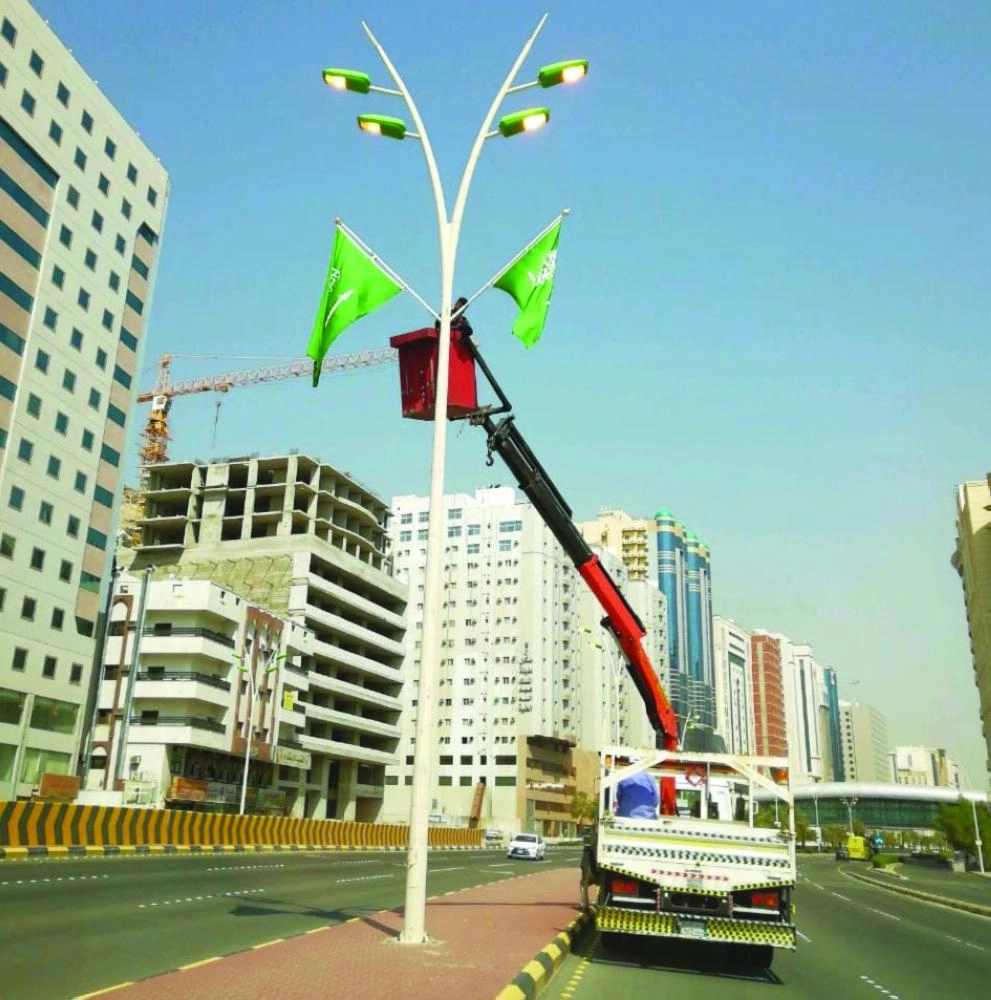 من أعمال تركيب الأعلام (مكة)