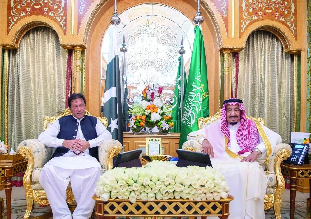 الملك سلمان خلال استقباله عمران خان في جدة أمس الأول (واس)