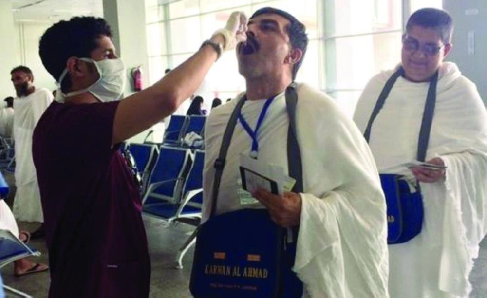 






موظف يعتني بحاج في وقت سابق                                     (مكة)