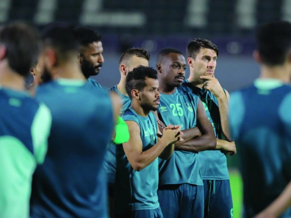 






لاعبو الأهلي قبل بدء حصة تدريبية                                         (مكة)