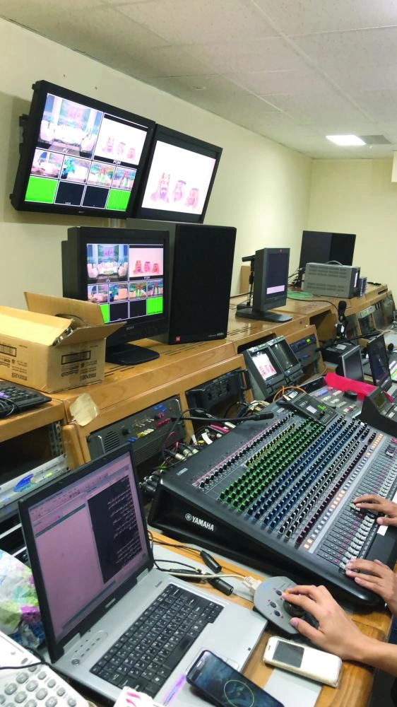 من التجهيزات الفنية للبث الحي                                                                             (مكة)