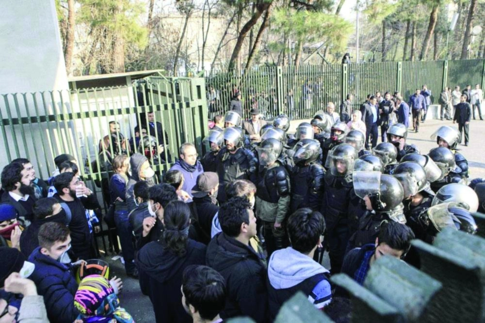 






قوات الأمن تعتقل المحتجين والناشطين               (مكة)