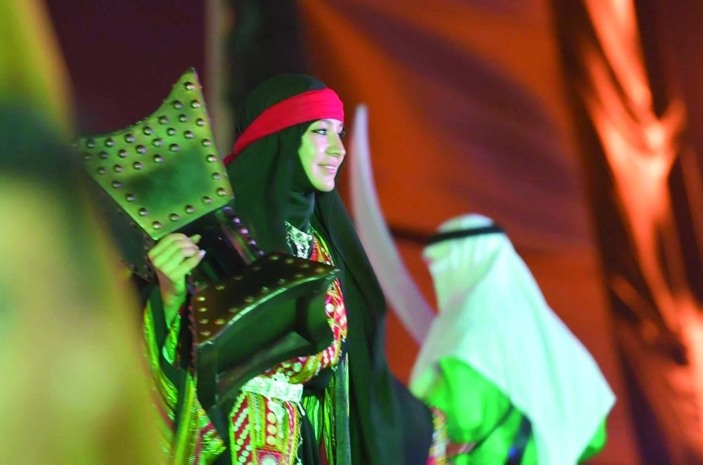 امرأة ترتدي الزي الجنوبي احتفاء باليوم الوطني