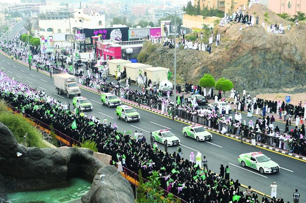 مسيرات شعبية وأرتال عسكرية بمشاركة المشاة والقوات الخاصة والجوية بعسير