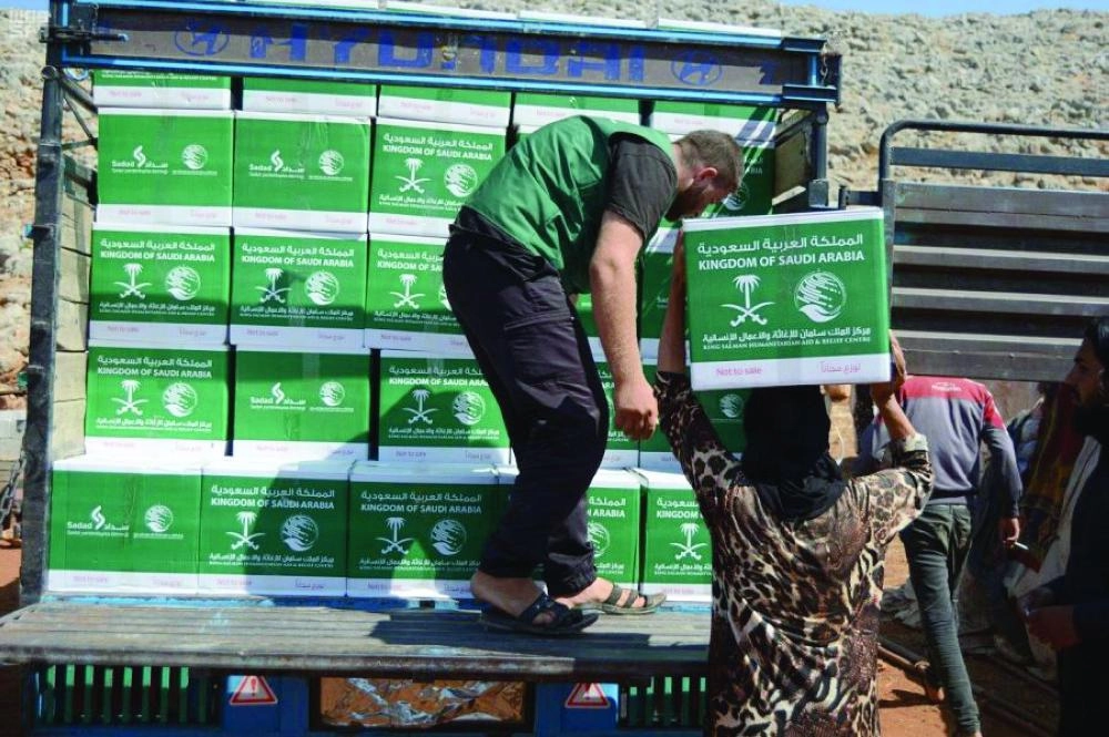 



سيدة تتسلم حصتها من مركز الملك سلمان (واس)