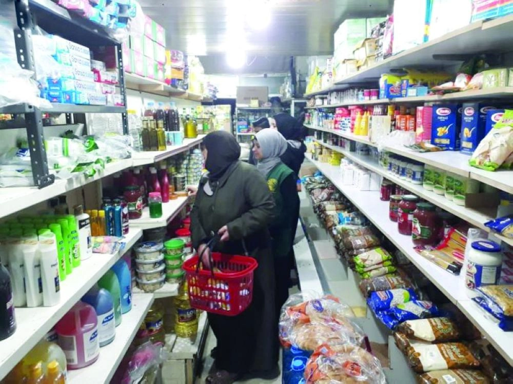 فريق المركز مع الأسر المحتاجة في مركز تسوق (واس)