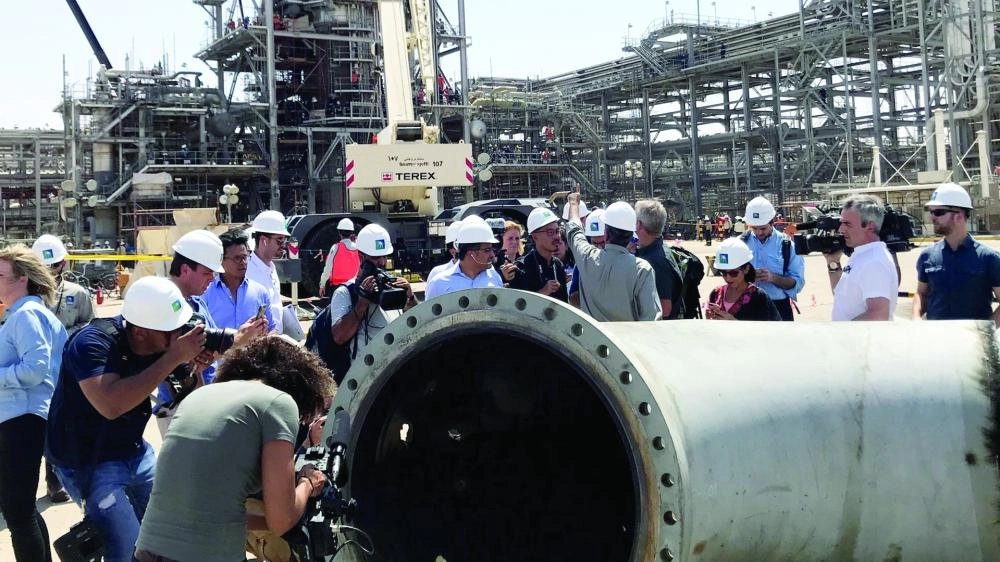 






مجموعة من الإعلاميين العالميين في معامل بقيق وخريص           (أرامكو السعودية)