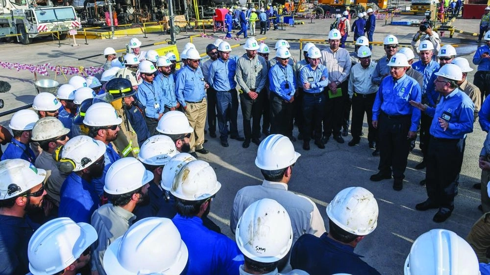 الناصر يتحدث مع العاملين في المعمل (ارامكو السعودية)