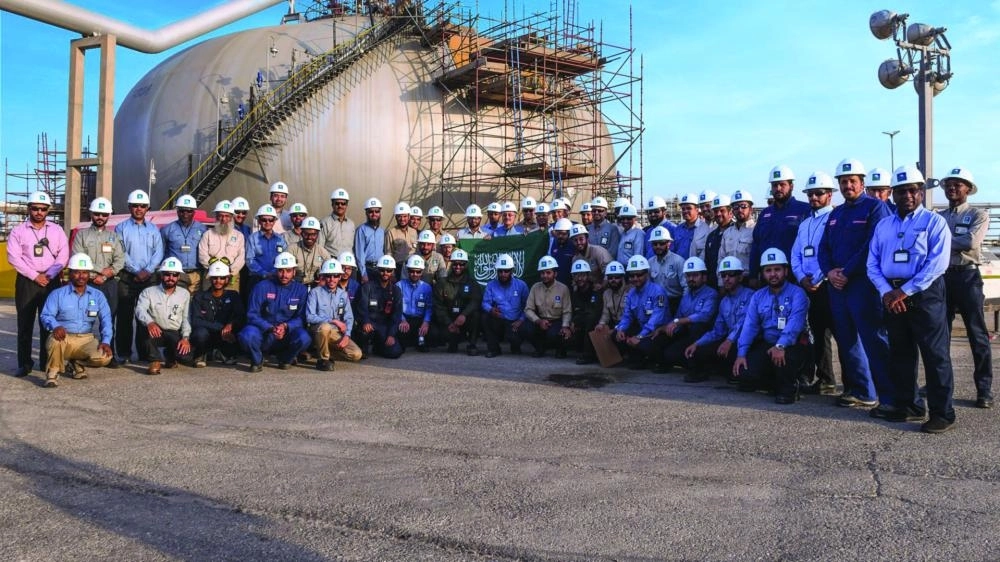 






الناصر مع العاملين في المعامل المتضررة                                                                         (أرامكو السعودية)