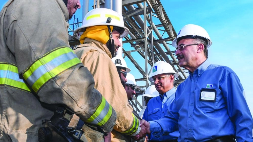 الناصر يتحدث مع أحد العاملين  (ارامكو السعودية)