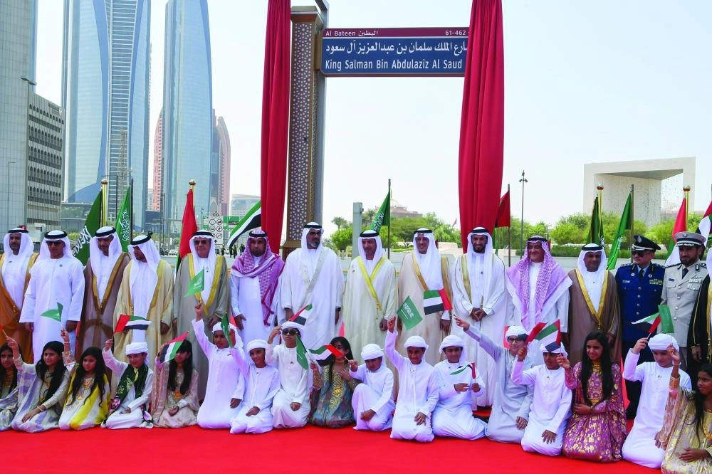 لحظة تدشين شارع الملك سلمان في أبو ظبي                                                  (مكة)