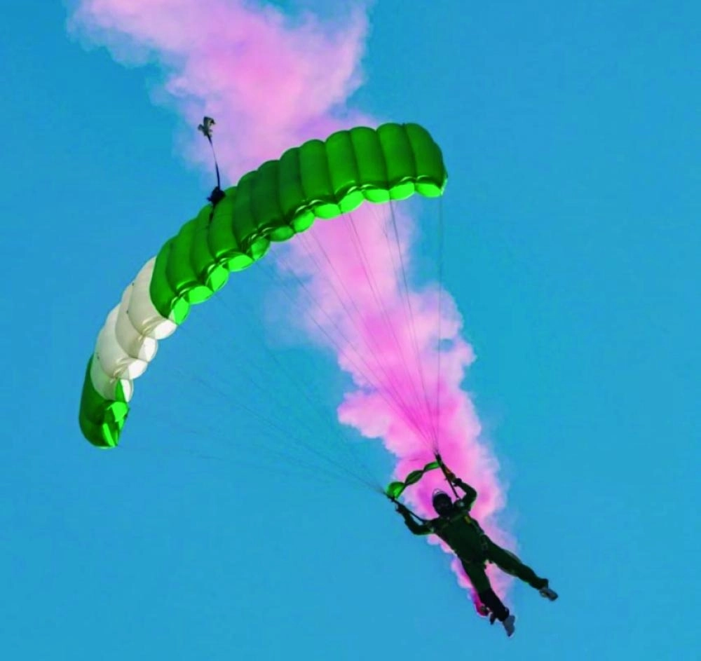 






من عروض القفز المظلي بمتنزه الردف  (مكة)  