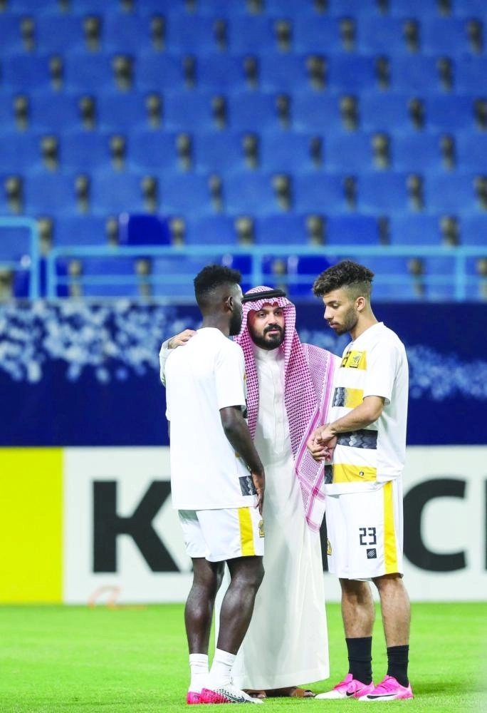 






أنمار الحائلي في حديث جانبي مع لاعبين                     (إعلامي الاتحاد)