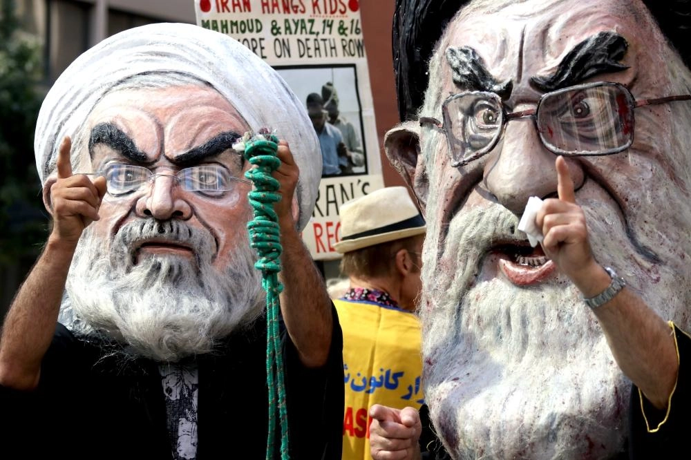 ناشطون في الأمم المتحدة يرتدون قناعا لخامنئي وروحاني (د ب أ)