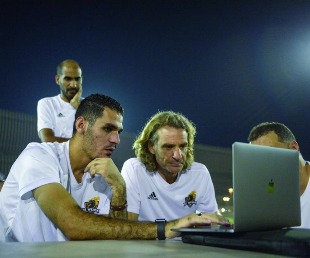 






كارينيو يراجع إمكانات فريقه                                    (إعلامي الوحدة)