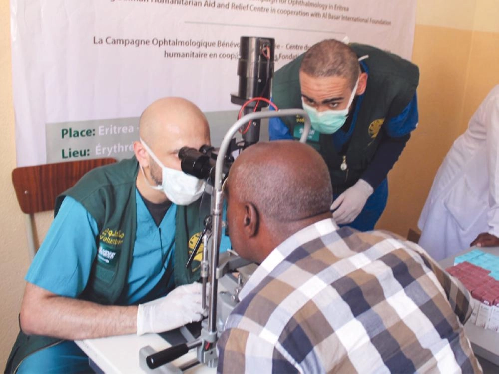 الفريق الطبي لمركز الملك سلمان خلال فحص مريض في إريتريا