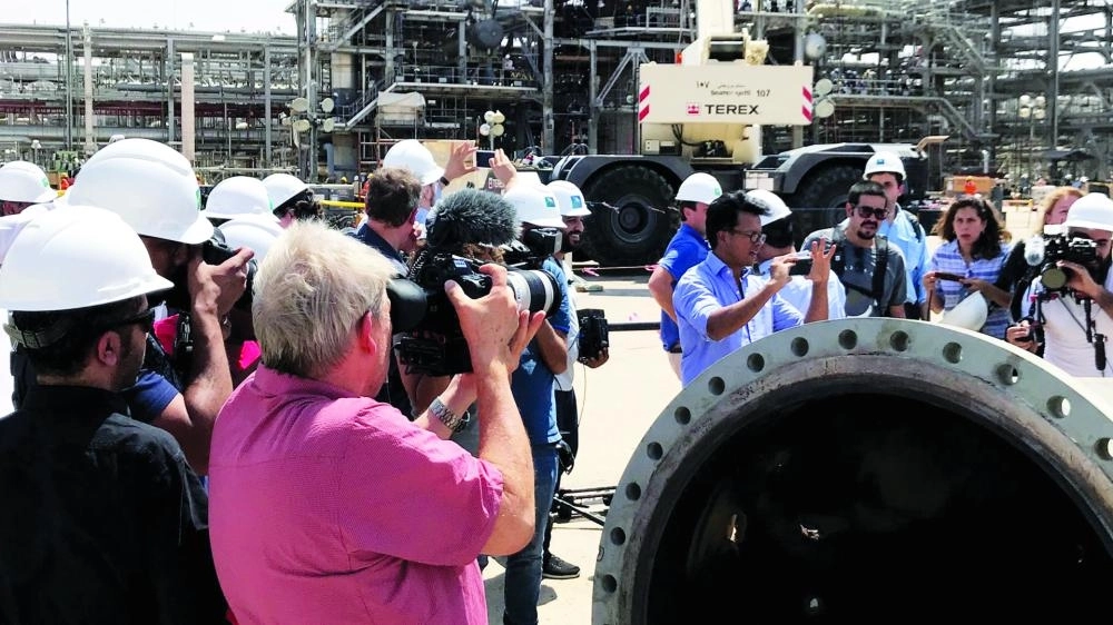 






صحفيون عالميون يتابعون شرحا عن الهجمات الإرهابية                                                                     (أرامكو السعودية)