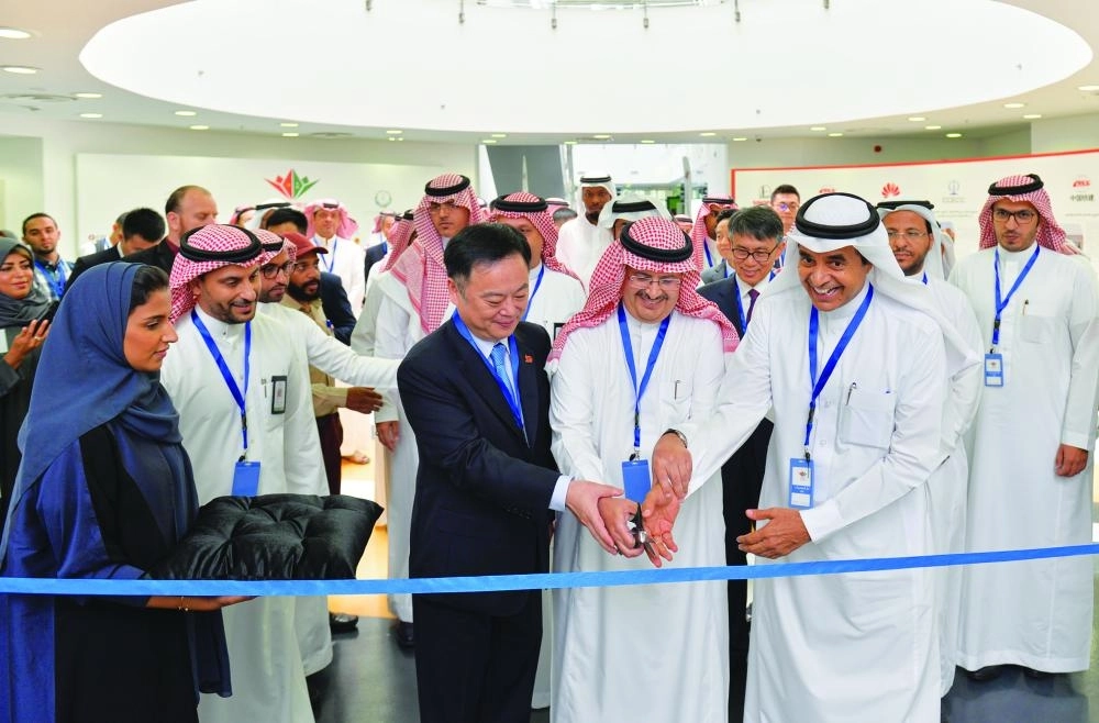 






فيصل الصقير وتشن وي تشينغ خلال قص الشريط                        (واس) 