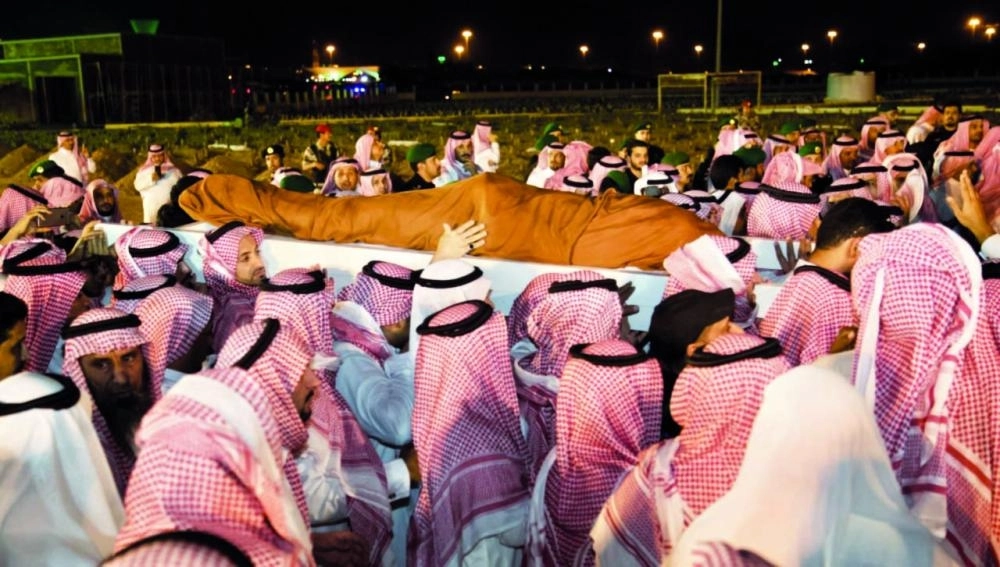 جموع خلال تشييع عبدالعزيز الفغم بمقبرة الشرائع بمكة (ياسر بخش)