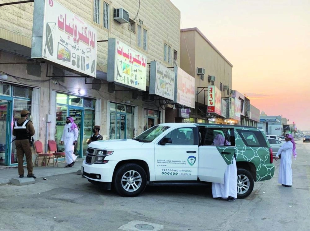 






من الحملات التفتيشية لفرق الهيئة أمس                           (مكة)