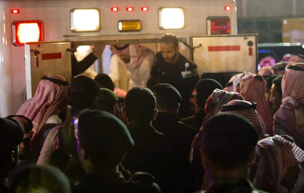 استعداد ذوي الفقيد لنقل جثمانه إلى المقبرة - أنس الحارثي (مكة)     رقم 2