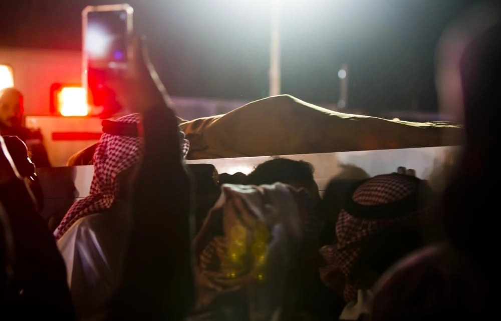 جموع غفيرة تشارك في نقل جثمان الفغم داخل المقابر - أنس الحارثي (مكة )... رقم 3