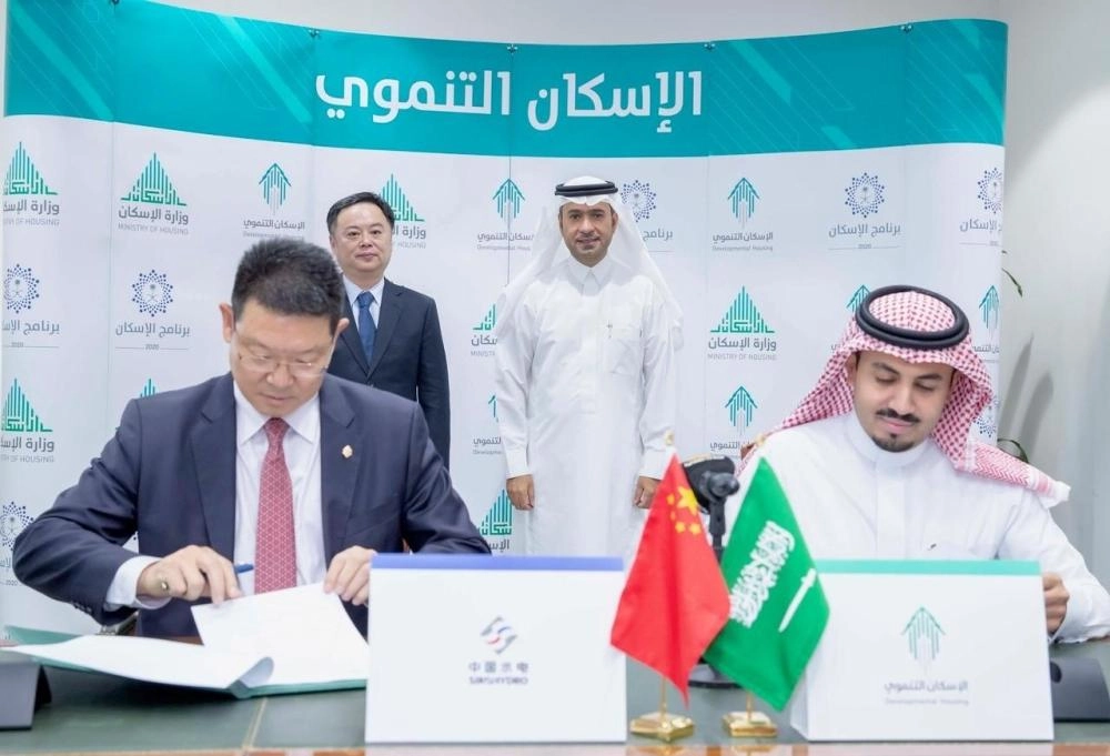 خلال توقيع إحدى الاتفاقيتين                (الإسكان)