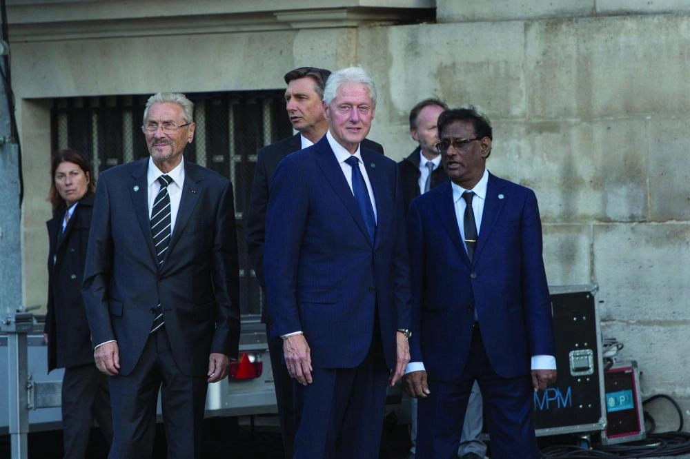 



كلينتون ورؤساء سابقون يشاركون في الوداع            (د ب أ)