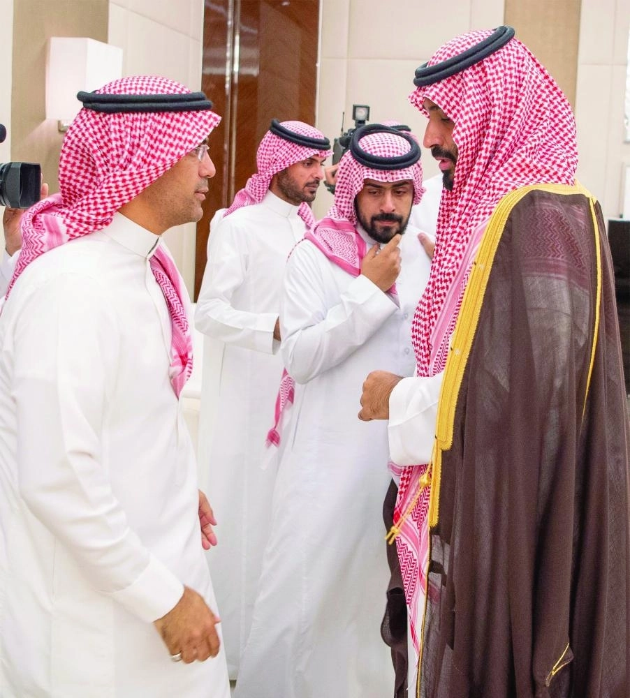 الأمير محمد بن سلمان  لدى استقباله أسرة الفقيد عبدالعزيز الفغم