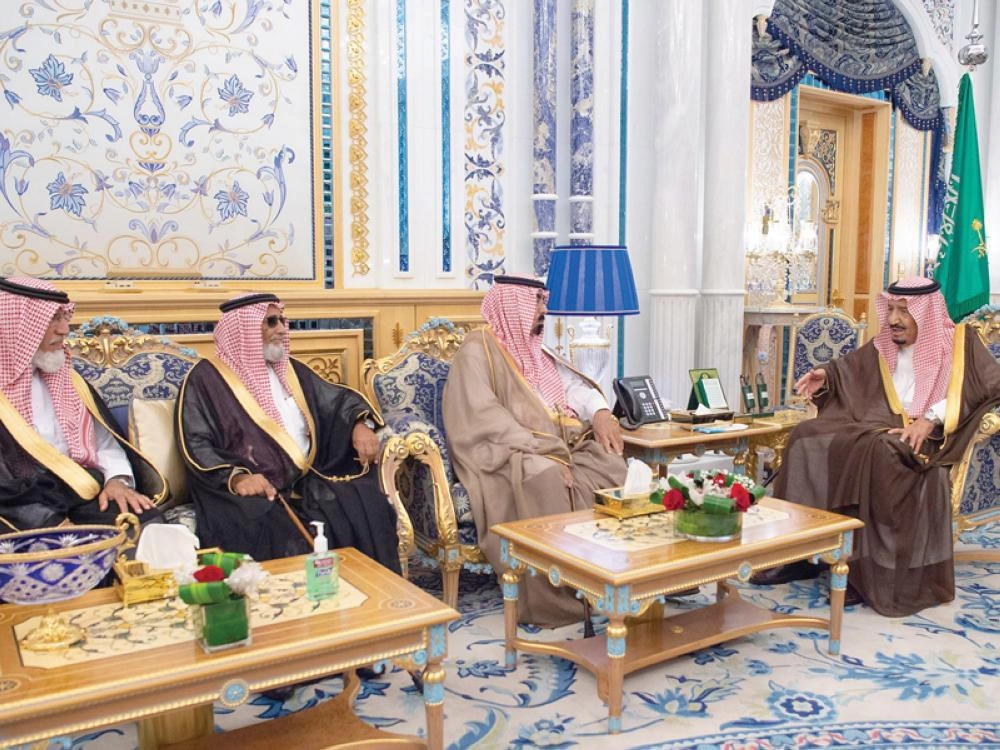 الملك سلمان لدى استقباله أسرة الفقيد عبدالعزيز الفغم                                                                                                                                 (واس)