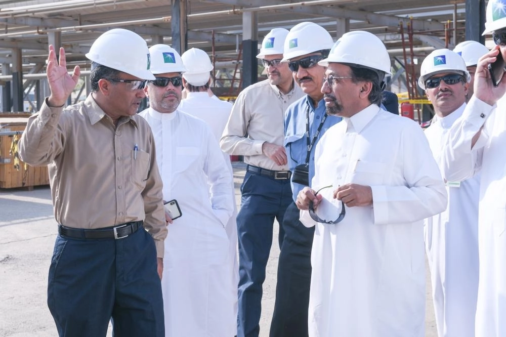 






الوفد الإعلامي يستمع لشرح في موقع الحدث