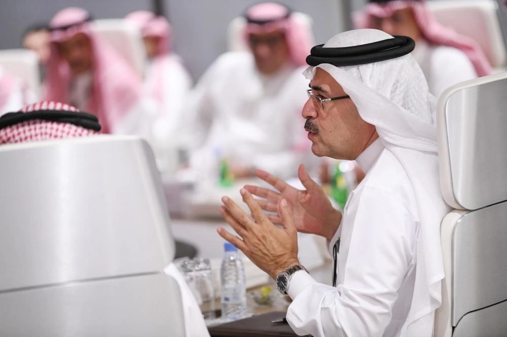 






الناصر خلال حديثه مع وفد الإعلاميين السعوديين