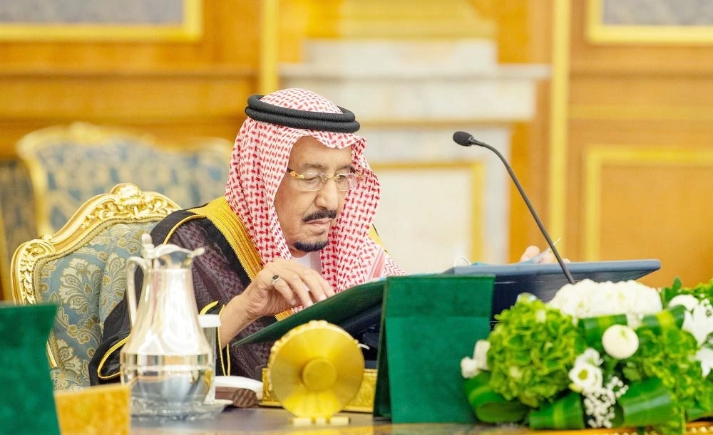 






خادم الحرمين الشريفين خلال ترؤسه جلسة مجلس الوزراء في جدة أمس                                     (واس)                                 