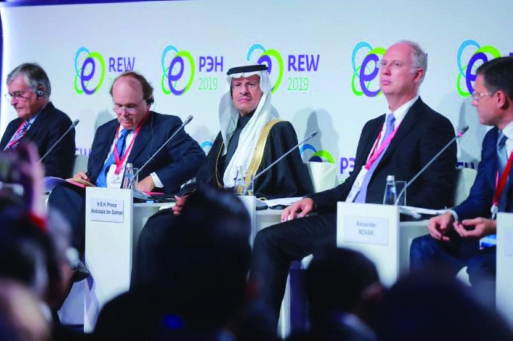 وزير الطاقة مشاركا بالمنتدى (وزارة الطاقة)