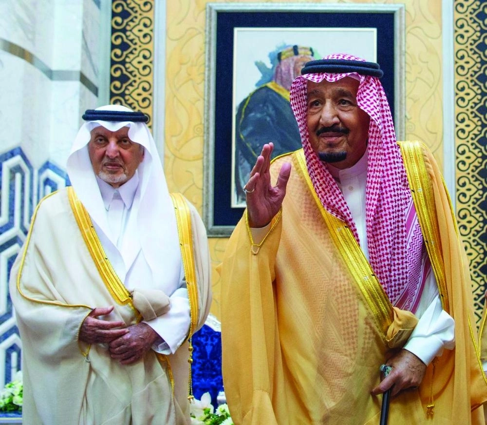 الملك سلمان لدى مغادرته جدة أمس (واس)