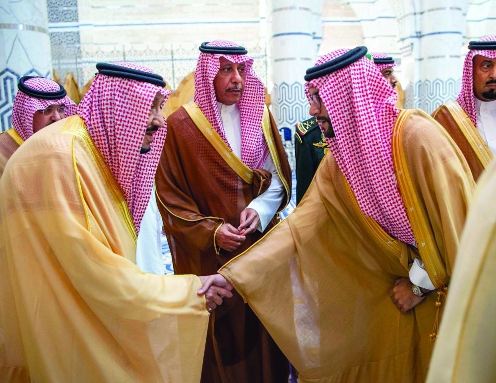 الملك سلمان لدى مغادرته جدة أمس (واس) 