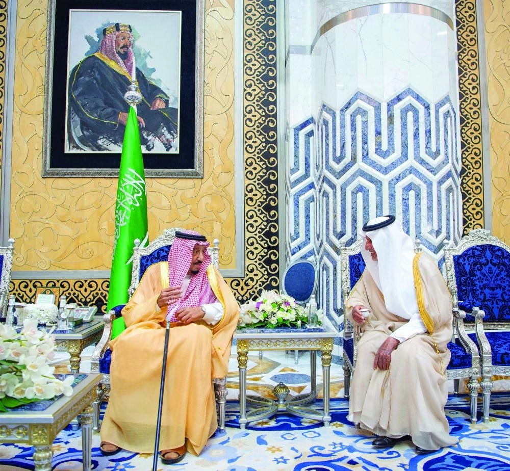الملك سلمان لدى مغادرته جدة أمس (واس) 