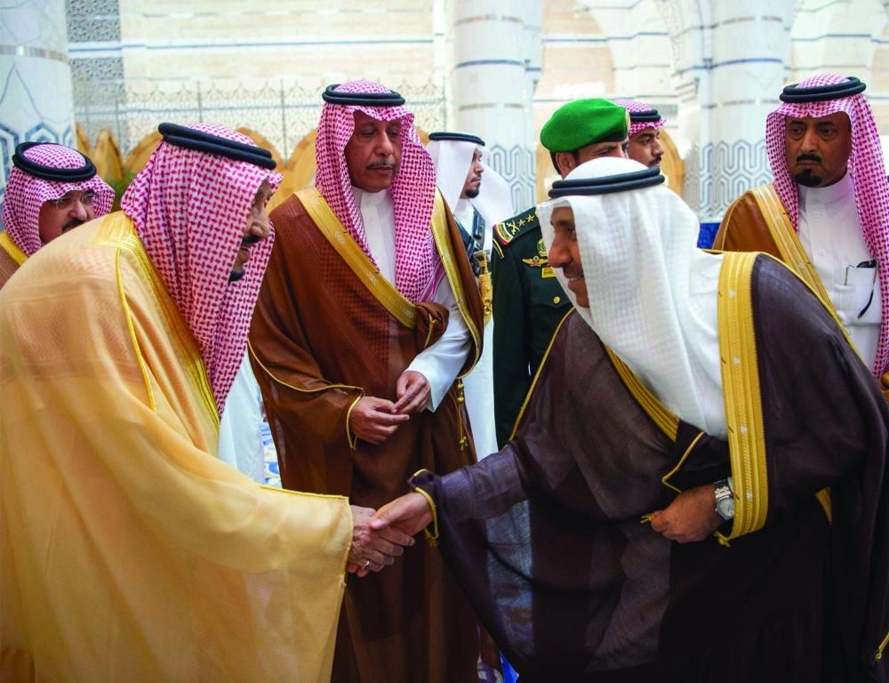 الملك سلمان لدى مغادرته جدة أمس (واس) 