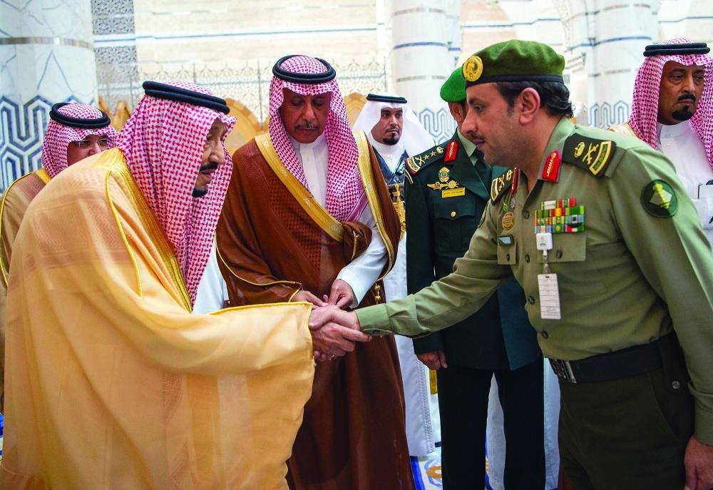 الملك سلمان لدى مغادرته جدة أمس (واس) 