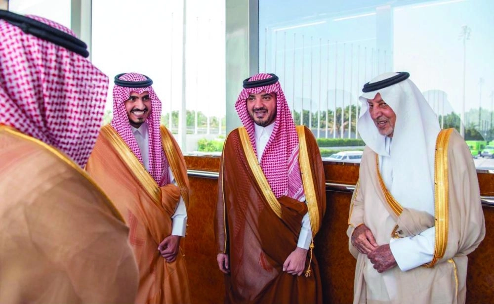 الملك سلمان لدى مغادرته جدة أمس (واس) 