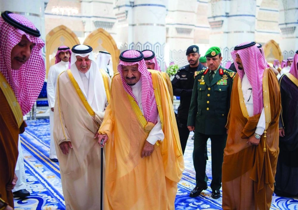 الملك سلمان لدى مغادرته جدة أمس (واس) 