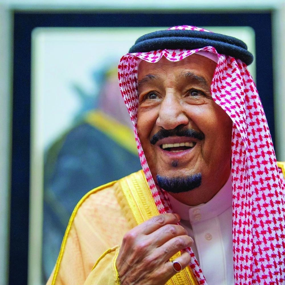 الملك سلمان لدى مغادرته جدة أمس (واس) 