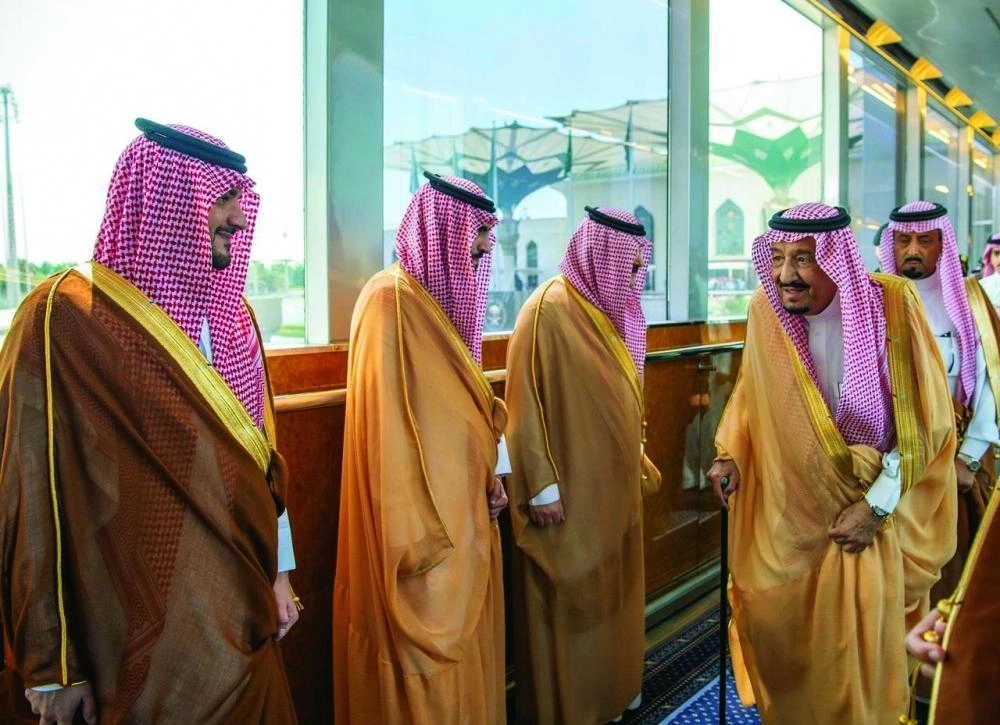 الملك سلمان لدى مغادرته جدة أمس (واس) 