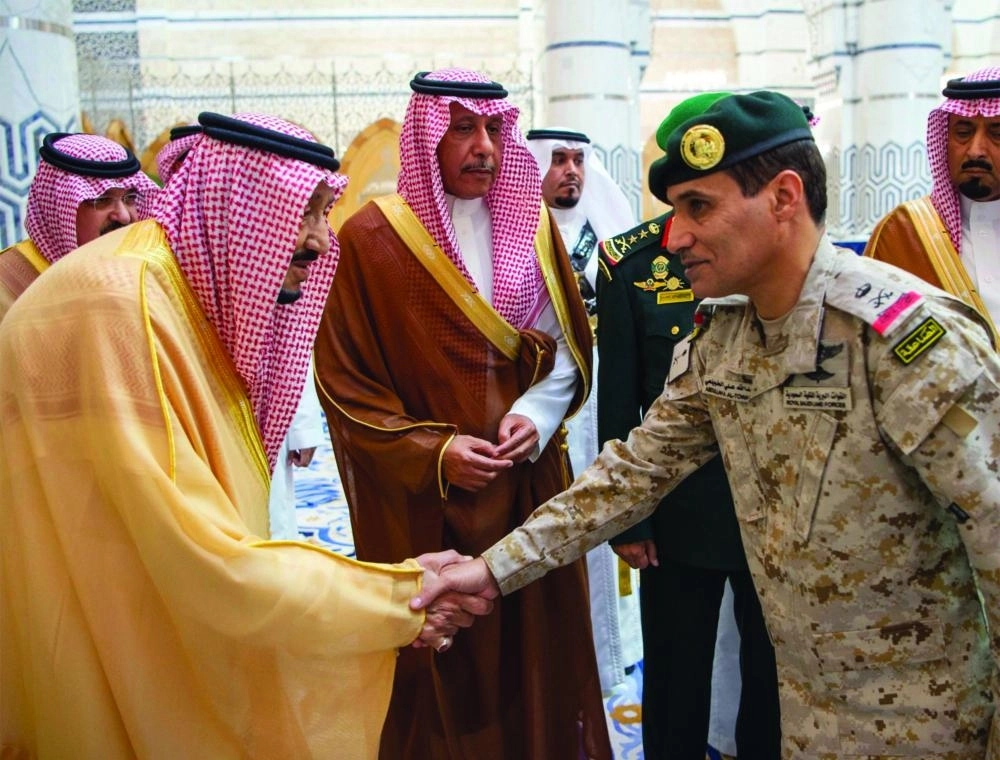 الملك سلمان لدى مغادرته جدة أمس (واس)  