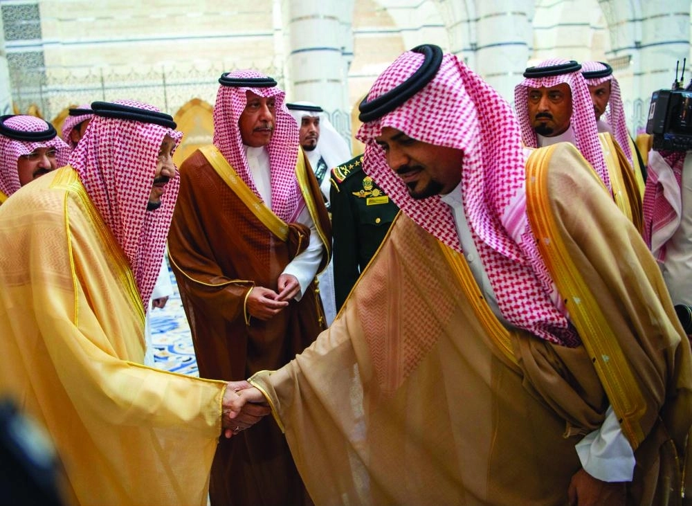 الملك سلمان لدى مغادرته جدة أمس (واس)  