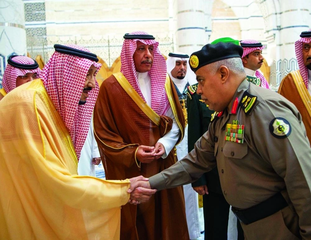 الملك سلمان لدى مغادرته جدة أمس (واس)  