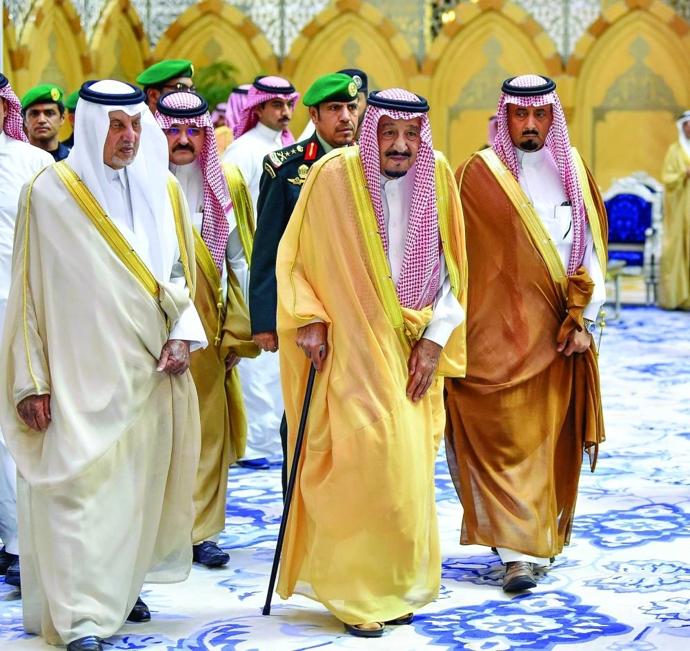 الملك سلمان لدى مغادرته جدة أمس (واس)   