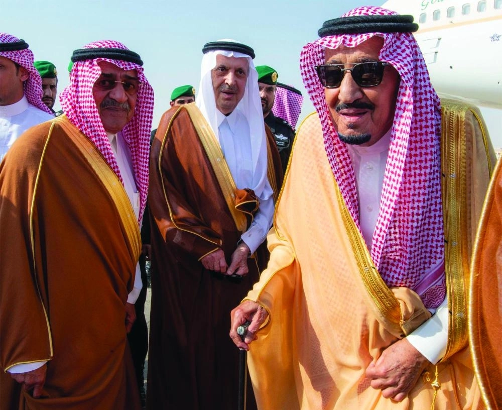 






.. ولدى وصوله إلى الرياض وفي استقباله الأمير عبدالإله بن عبدالعزيز والأمير مقرن بن عبدالعزيز